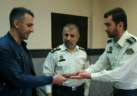 افسر پلیس گیلان کیف پول گمشده حاوی ۶۰۰ میلیون ریال را به صاحبش برگرداند