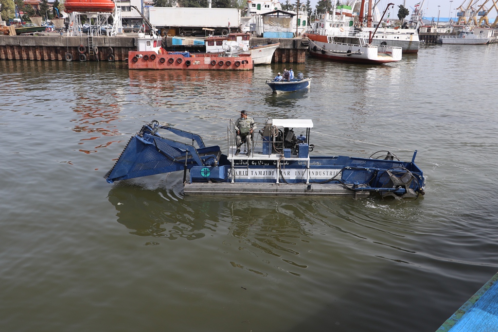 رونمایی از دستگاه شناور دروگر سنبل آبی در گیلان