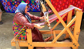 زنان عشایری گیلان تولیدات خود را در بازارهای مجازی می فروشند