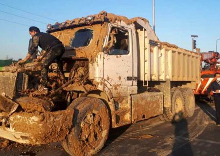 محبوس شدن راننده کامیون در خودرو در جاده رشت – قزوین