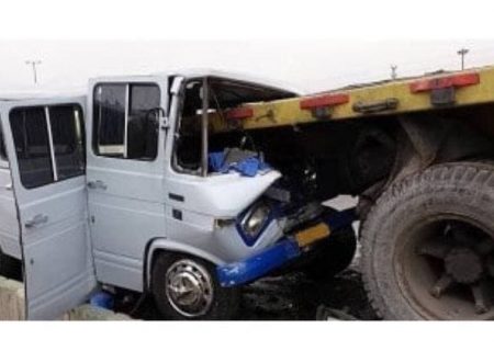 مصدومیت ۱۱ نفر در اثر برخورد مینی‌بوس و تریلی در انزلی