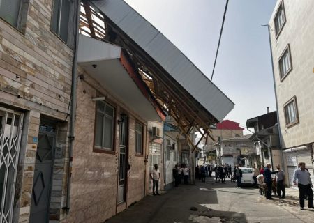 سقوط سقف ساختمان سه طبقه و خسارت به تعدادی خانه و خودرو در رشت