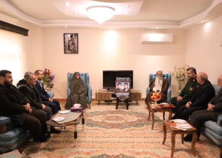 دیدار نماینده ولی فقیه در گیلان با خانواده شهیدان محجوب