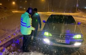 بارش برف در محورهای استان گیلان/ هموطنان از سفرهای غیرضروری به استان گیلان خودداری کنند