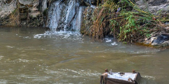 رودخانهای از فاضلاب که وارد دریای خزر میشود