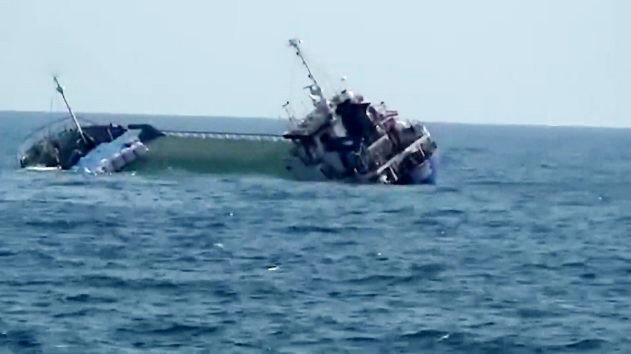 تمام خدمه کشتی غرق‌شده در دریای خزر نجات یافتند