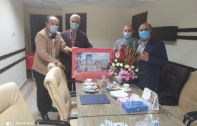 اهدای تابلو نقاشی به ریاست بیمارستان ۱۷ شهریوردر رشت