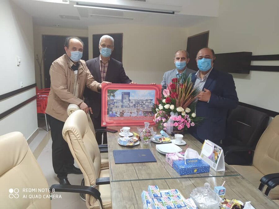 اهدای تابلو نقاشی به ریاست بیمارستان ۱۷ شهریوردر رشت
