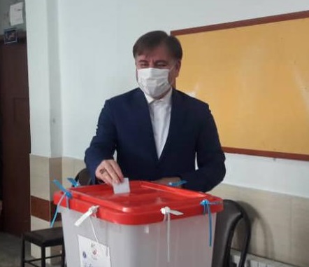 استاندار گیلان رای خود را در صندوق انداخت