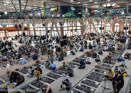 گزارش تصویری/ قرائت دعای عرفه در گلزار شهدای رشت