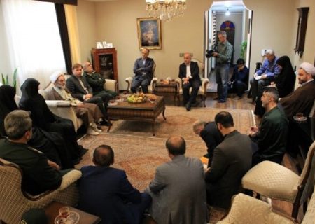 دیدار نماینده ولی فقیه و استاندار گیلان با خانواده شهید قلی پور