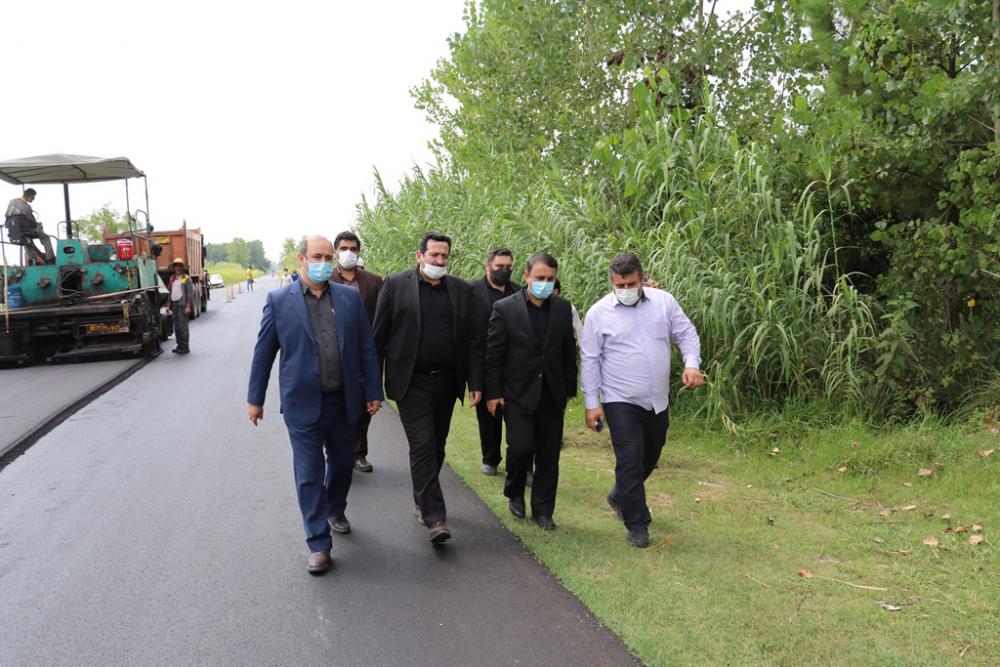 بازدید فرماندار رشت از اجرای پروژههای آسفالت جاده بخش سنگر و خشکبیجار