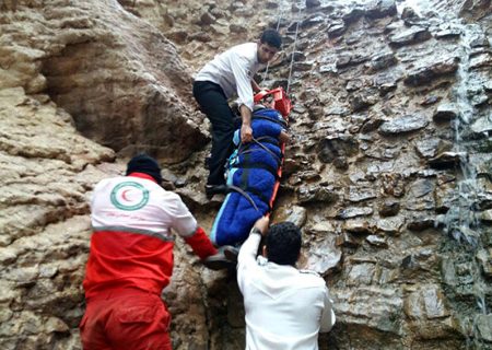 دختر جوان عکاس بر اثر سقوط از صخره‌ای در رودبار جان باخت