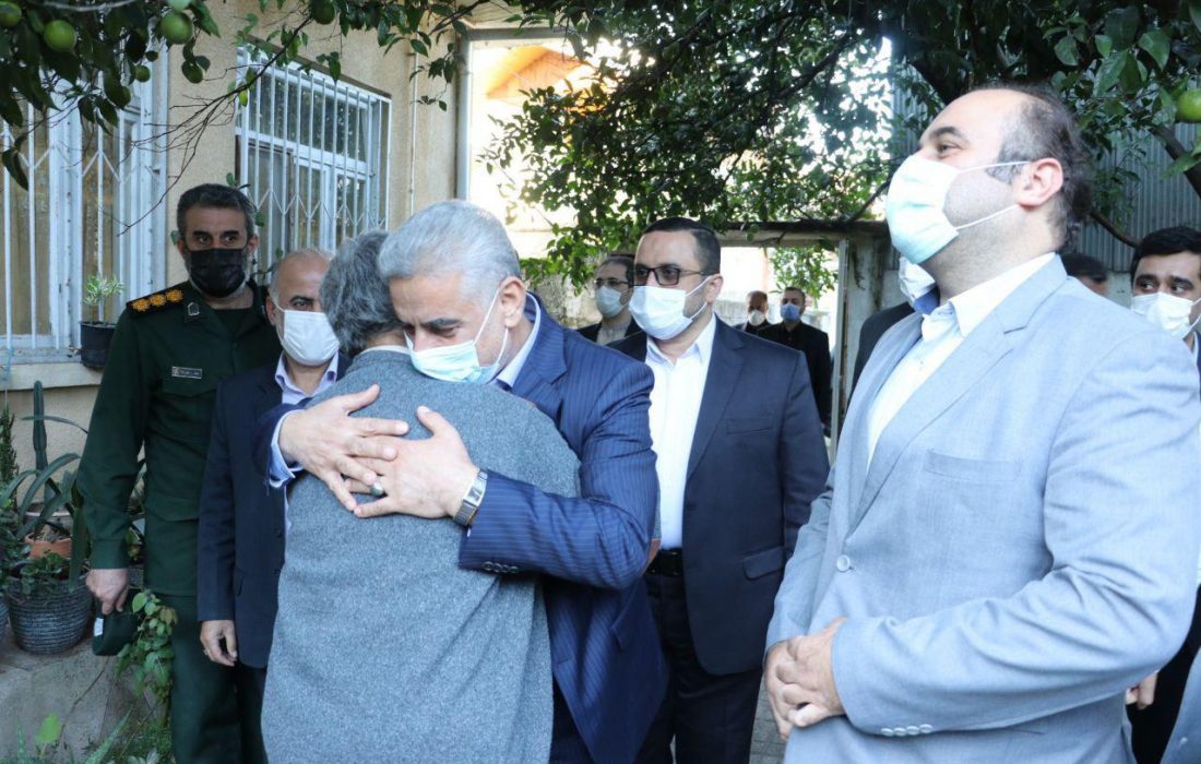 دیدار استاندار گیلان با خانواده تنها استاندار شهید کشور