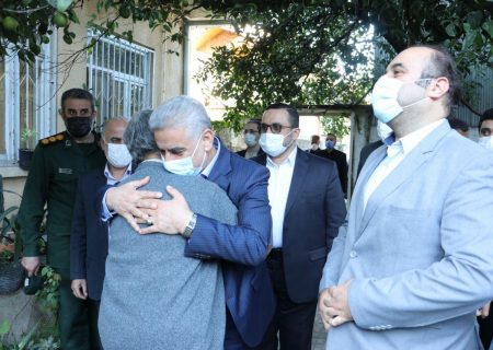 دیدار استاندار گیلان با خانواده تنها استاندار شهید کشور