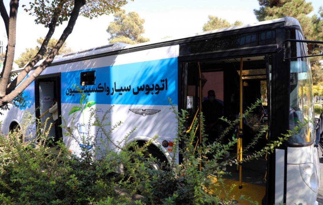 استقرار نخستین اتوبوس واکسیناسیون سیار کرونا در رشت