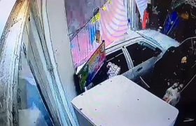 انحراف پراید و ورود آن به فروشگاهی در خیابان سعدی رشت