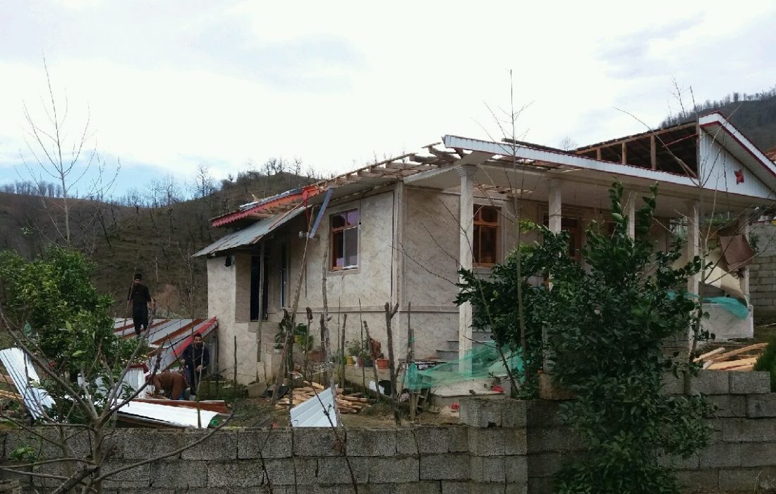 خسارت باد به منازل مسکونی و زیرساخت های گیلان/ فوت شهروند ۶۰ ساله بر اثر سقوط دیوار