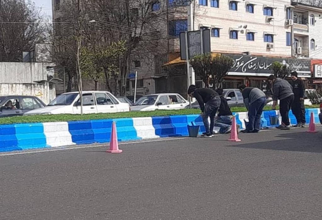 زیباسازی محیط شهری با انجام عملیات رنگ آمیزی جداول در مناطق پنجگانه شهر رشت