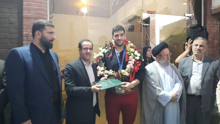 استقبال پرشور از امیر رضا معصومی، قهرمان طلایی کشتی جهان در ماسال