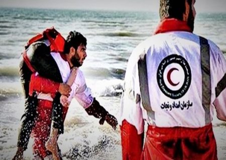 نجات غریق مانع از فوت ۲۰۰ شناگر در دریا شد