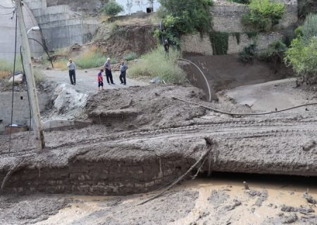 اعزام ماشین آلات بنیاد مسکن گیلان به مناطق سیل زده رودبار