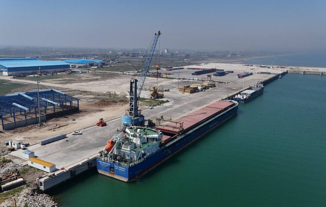 تخلیه و بارگیری بیش از ۳۴۶ هزار تن کالا در مجتمع بندری کاسپین