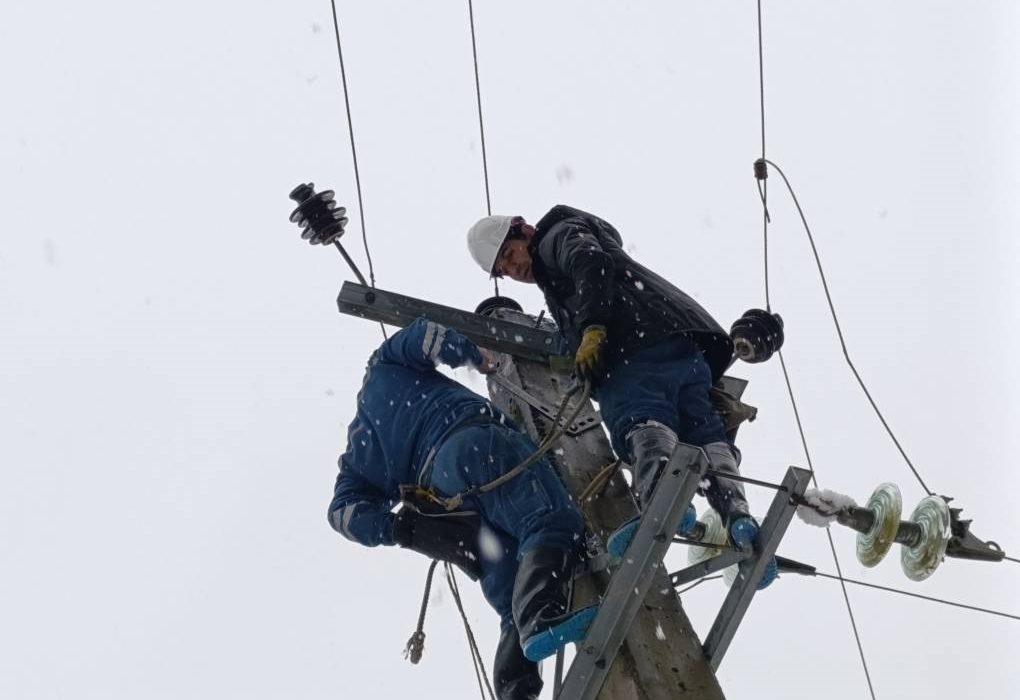 رفع خاموشیهای ناشی از برف و پایداری کامل شبکههای توزیع برق استان گیلان