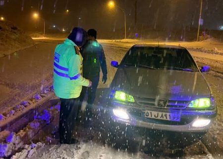 بارش برف در محورهای استان گیلان/ هموطنان از سفرهای غیرضروری به استان گیلان خودداری کنند