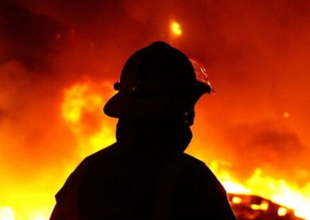 مهار آتش سوزی در پشت‌بام‌های بهم چسبیده ترمینال خط کناره رشت